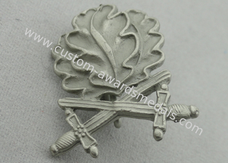 insignias del recuerdo de la aleación del cinc de la forma de hojas 3D, insignia conmemorativa con la espada cruzada con el niquelado brumoso