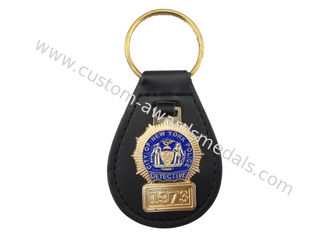 La aduana de la policía de Nueva York personalizó el llavero de cuero con el emblema suave de cobre amarillo del esmalte, oro plateado