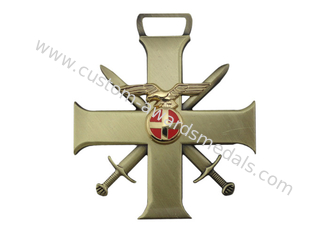 Insignias con el chapado en oro antiguo, dos pedazos del recuerdo de la espada de la cruz del metal de la aleación del cinc combinados