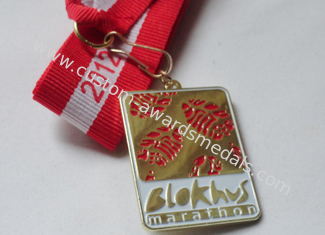 Esmalte suave de la medalla del maratón de Blokhus, cobre que sella con el chapado en oro, de largo cinta de 2 colores