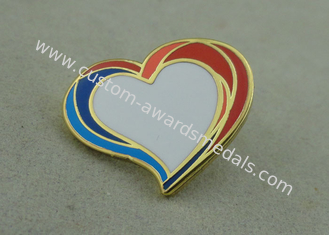 Pin duro personalizado del esmalte de la aleación del cinc de la insignia de la forma del corazón con el esmalte