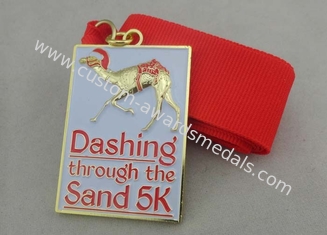 Estrallando la arena 5K esmalte la medalla con el chapado en oro y la cinta para la reunión de deporte