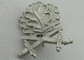 insignias del recuerdo de la aleación del cinc de la forma de hojas 3D, insignia conmemorativa con la espada cruzada con el niquelado brumoso