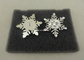 La aleación modificada para requisitos particulares del cinc a presión Pin de la broche de la flor de la nieve de la fundición, insignias de piedra claras del metal